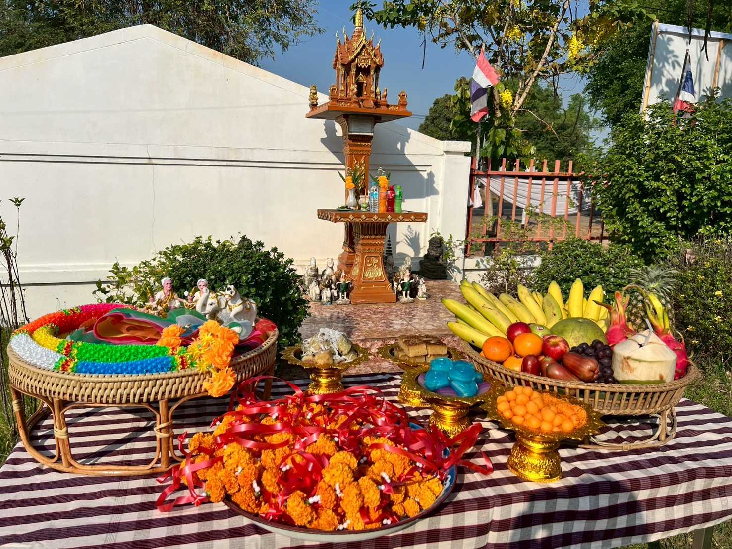 title - ส.ป.ก. ยโสธร จัดพิธีเจริญพระพุทธมนต์ทำบุญถวายภัตตาหารเพลแด่พระสงฆ์ พิธีสักการะศาลเจ้าที่และสิ่งศักดิ์สิทธิ์ประจำสำนักงาน เนื่องในเทศกาลวันขึ้นปีใหม่ไทย